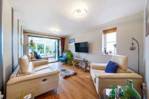 8d Brooklands Close, Farnham, GU9 9BT