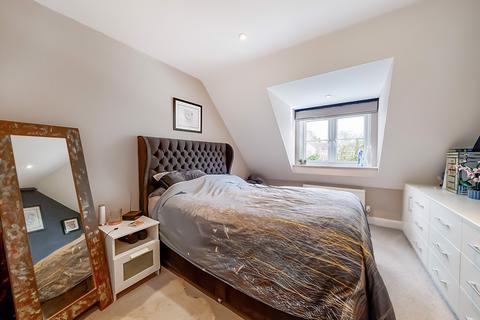 8d Brooklands Close, Farnham, GU9 9BT