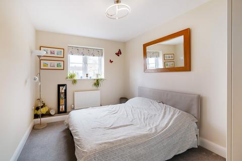 8d Brooklands Close, Farnham, GU9 9BT