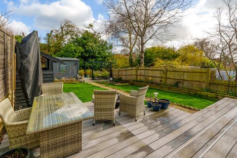 8d Brooklands Close, Farnham, GU9 9BT