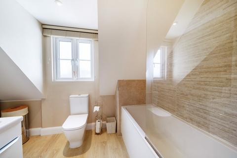 8d Brooklands Close, Farnham, GU9 9BT