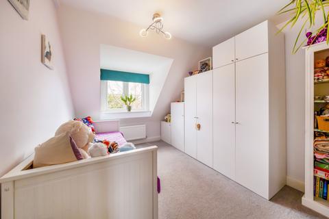 8d Brooklands Close, Farnham, GU9 9BT