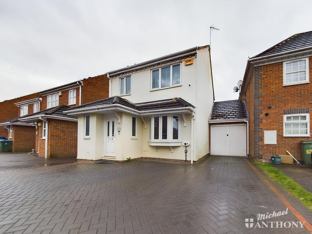 Lark Vale, Aylesbury, Buckinghamshire 3 bed link detached house £390,000