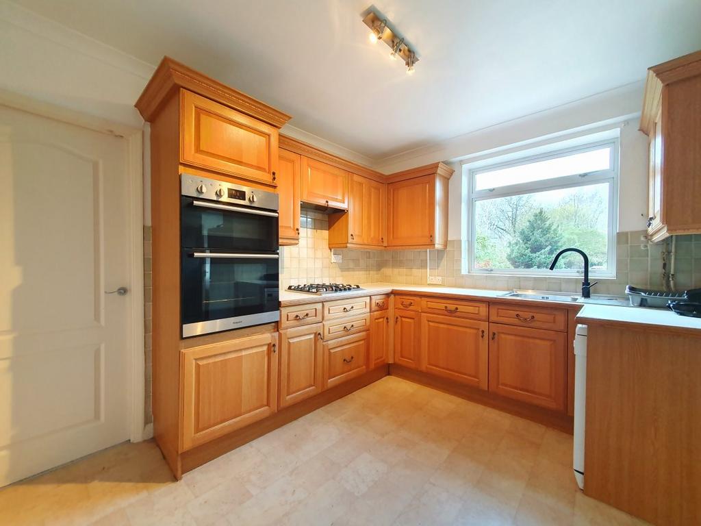 Normandy Avenue, 5 bed semidetached house £2,695 pcm (£622 pw)