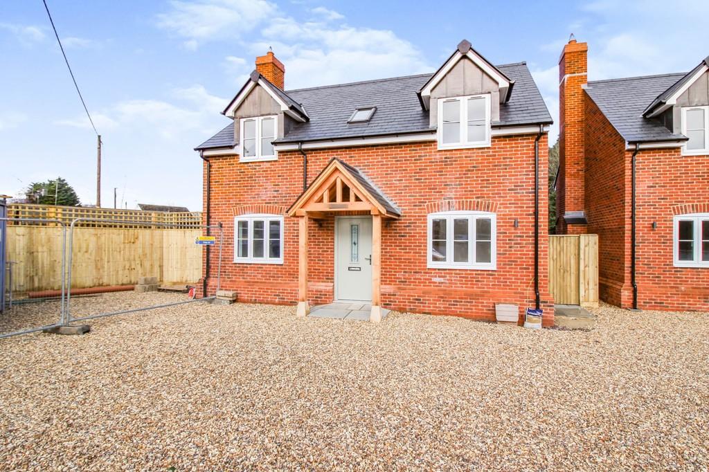 Chapel Lane, South Marston, Swindon 4 bed detached house £2,250 pcm