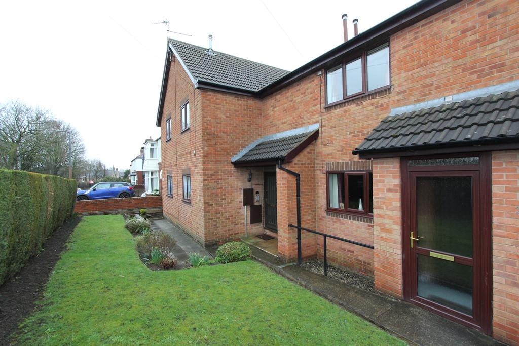 Holmesfield Road, Dronfield Woodhouse 2 bed flat £700 pcm (£162 pw)