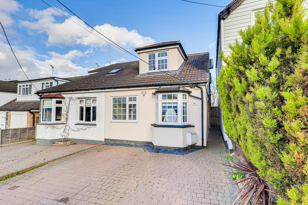 The Crescent, Benfleet, SS7 3 bed semidetached house for sale £450,000