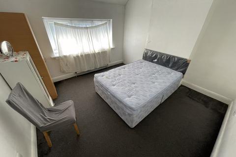 3 bedroom terraced house to rent, Avon Road, Greenford, UB6 9JD