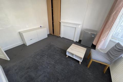 3 bedroom terraced house to rent, Avon Road, Greenford, UB6 9JD