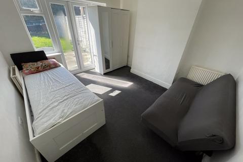 3 bedroom terraced house to rent, Avon Road, Greenford, UB6 9JD