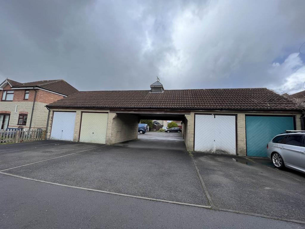 Wedmore Close, Frome, Somerset Garage £82 pcm (£19 pw)