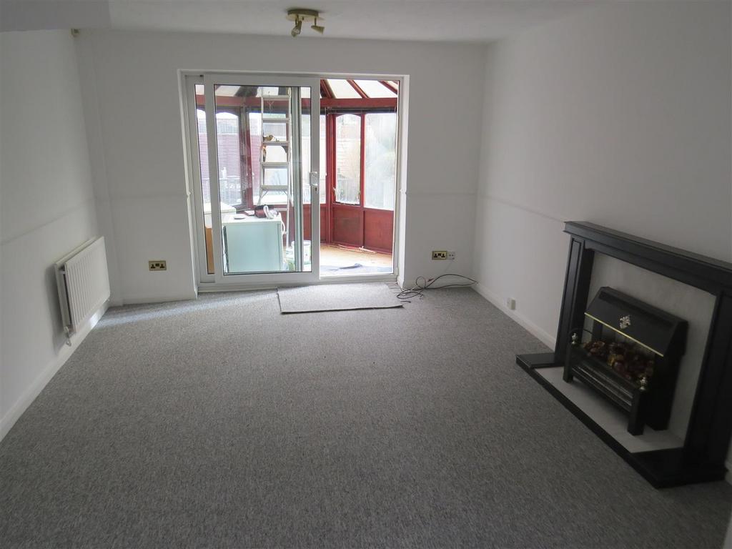 Amberwood, Ferndown 2 bed end of terrace house £1,150 pcm (£265 pw)