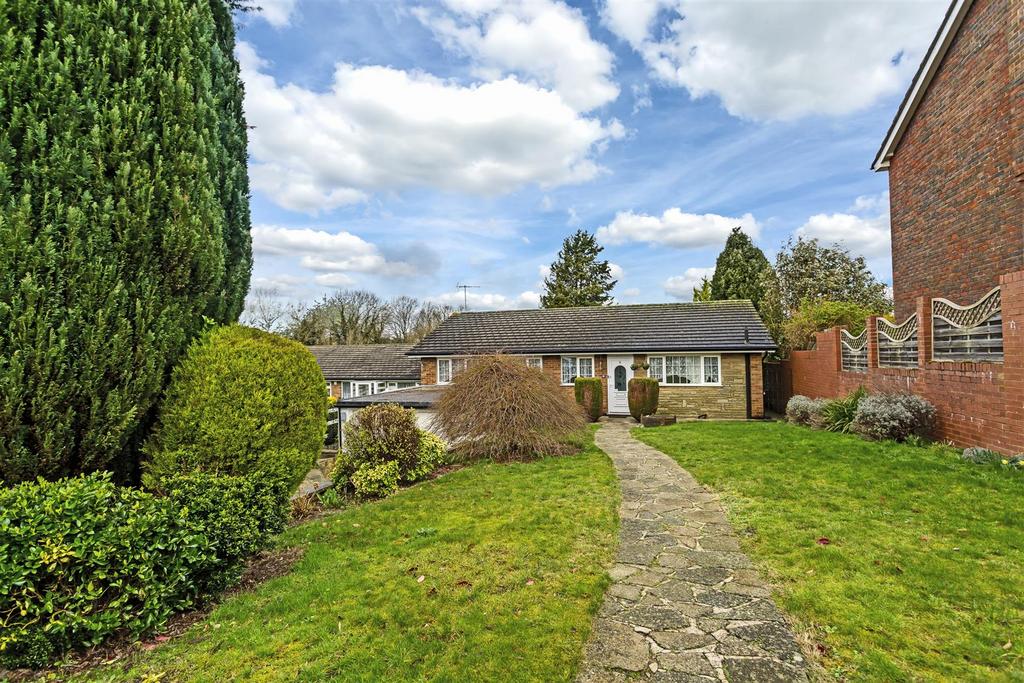 Green Lane, Lower Kingswood, Tadworth 4 bed detached bungalow £2,650 pcm (£612 pw)