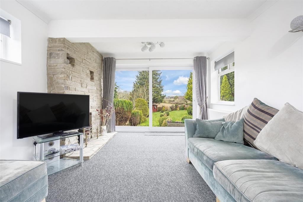 Green Lane, Lower Kingswood, Tadworth 4 bed detached bungalow £2,650