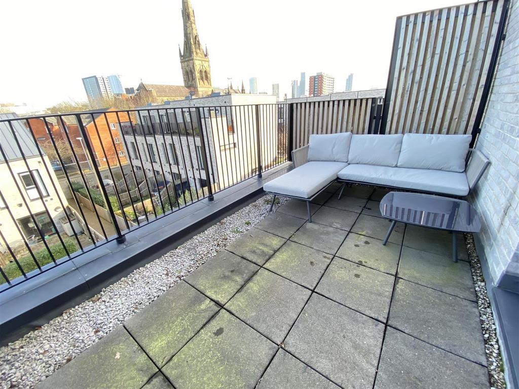 St.Philips Square, Salford 3 bed townhouse £1,750 pcm (£404 pw)