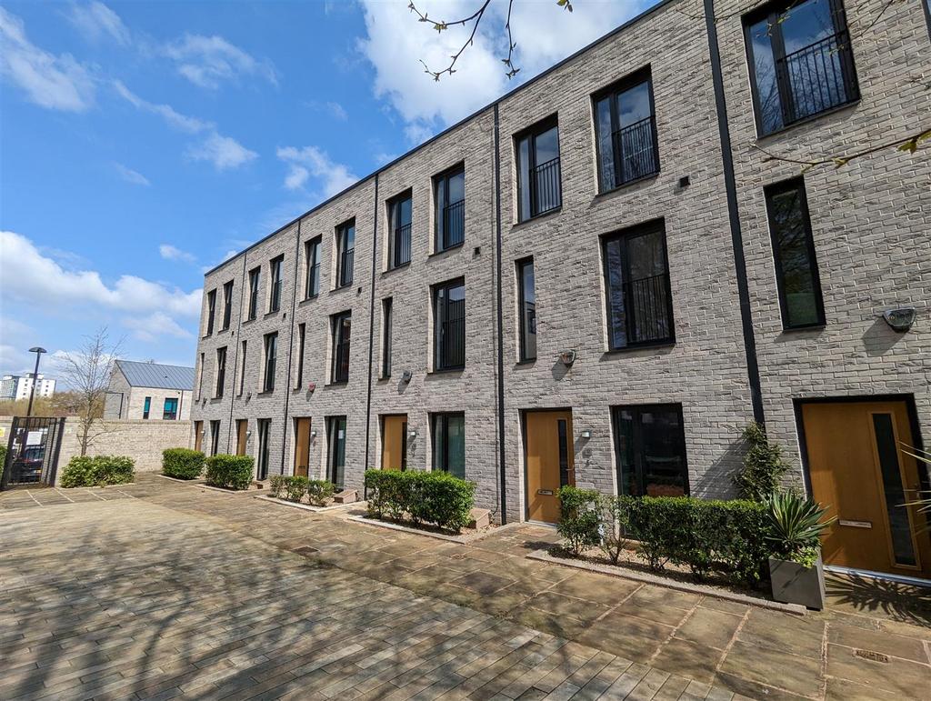 St.Philips Square, Salford 3 bed townhouse £1,750 pcm (£404 pw)