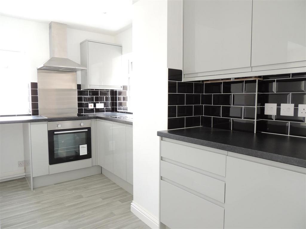 North Street, Oldland Common, Bristol 2 bed apartment £1,100 pcm (£