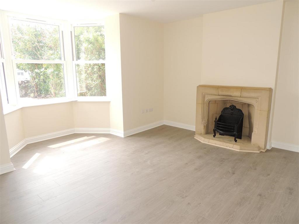 North Street, Oldland Common, Bristol 2 bed apartment £1,100 pcm (£