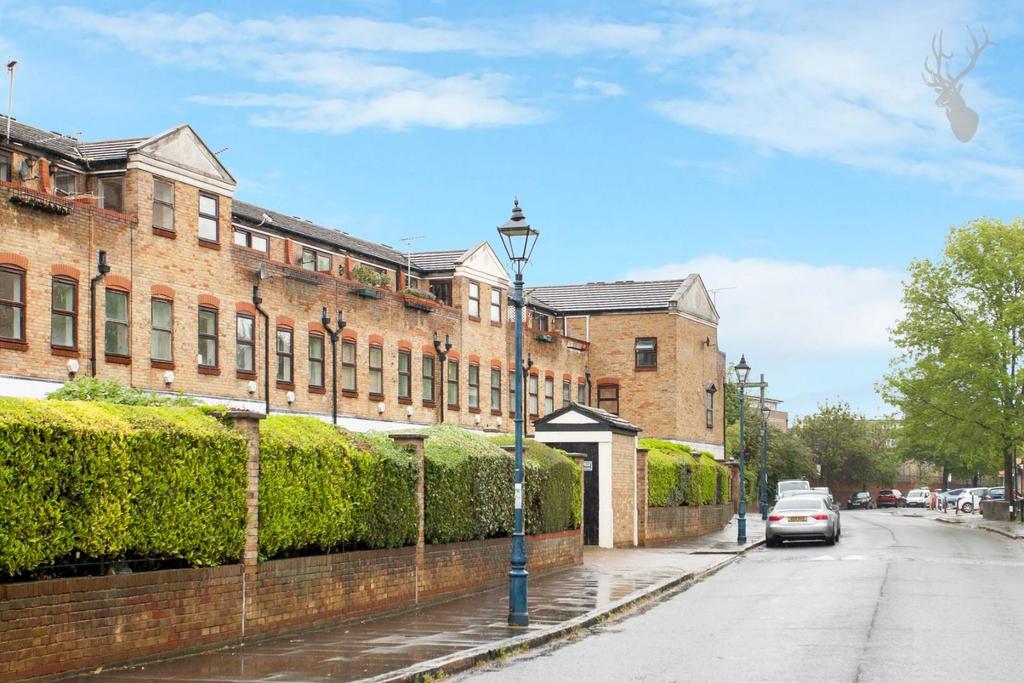 Malmesbury Road, London 1 bed townhouse to rent £1,900 pcm (£438 pw)