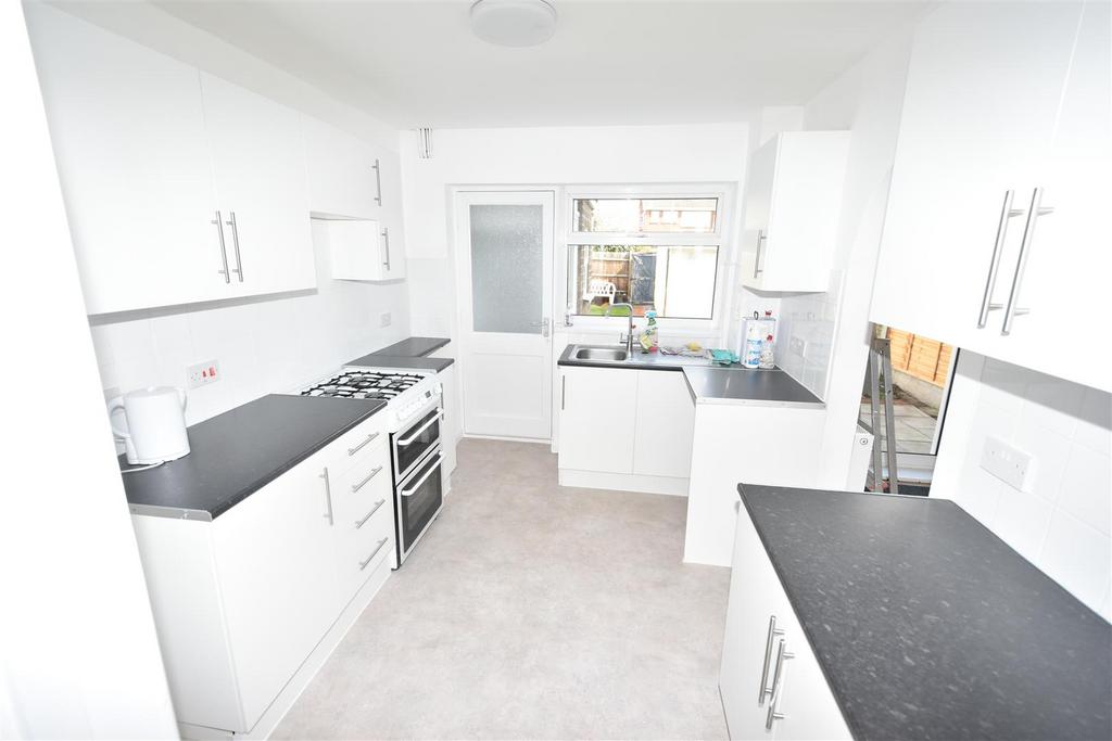 Canvey Road, Canvey Island SS8 3 bed terraced house £1,295 pcm (£299 pw)