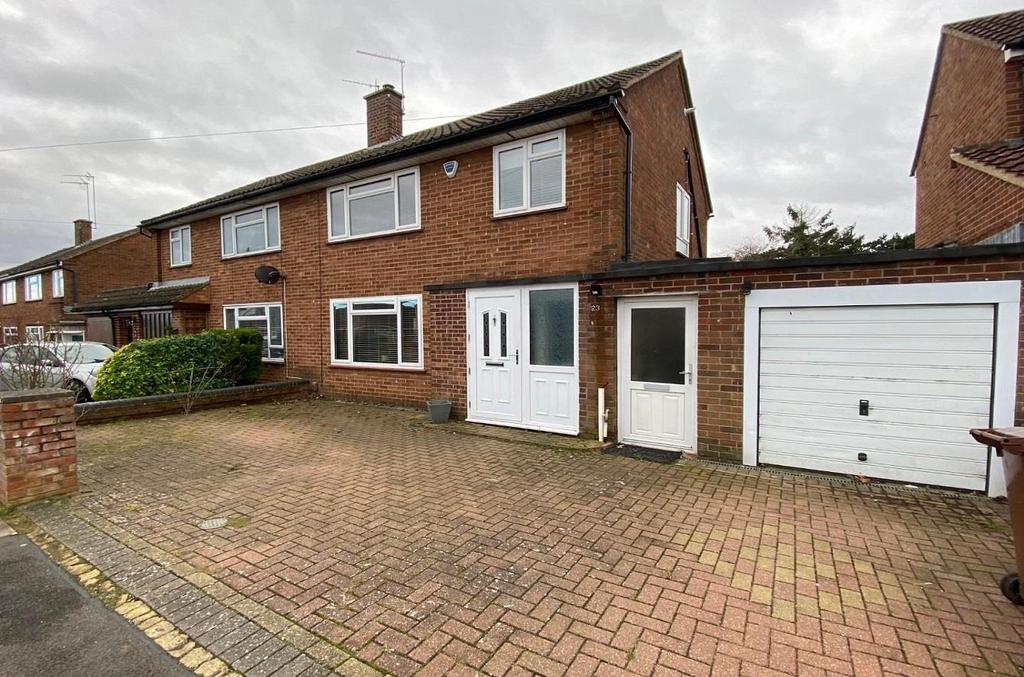 Debdale Road, The Headlands, Northampton NN3 3 bed semidetached house