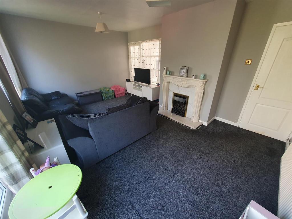 Maple Avenue, Exhall, Coventry 3 bed terraced house £850 pcm (£196 pw)