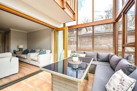 81 Foxdown, Overton, Basingstoke, RG25 3JQ