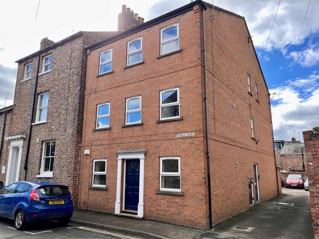 Street, York 2 bed flat £975 pcm (£225 pw)