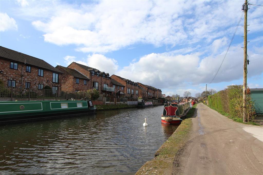 Canal Bank, Lymm 2 bed cottage £1,150 pcm (£265 pw)