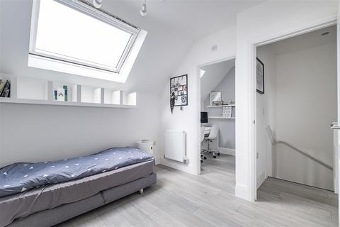 3 Osborne Close, Epsom, KT17 4BE