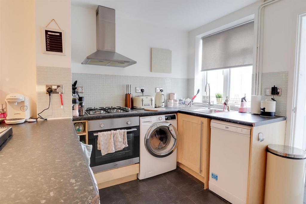 Whitley Road, Hoddesdon, Hertfordshire 2 bed terraced house £1,450