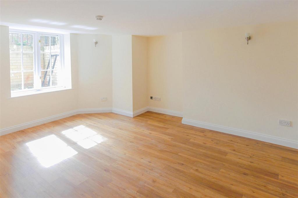 Market Place, Hadleigh, Ipswich... 1 bed flat £695 pcm (£160 pw)