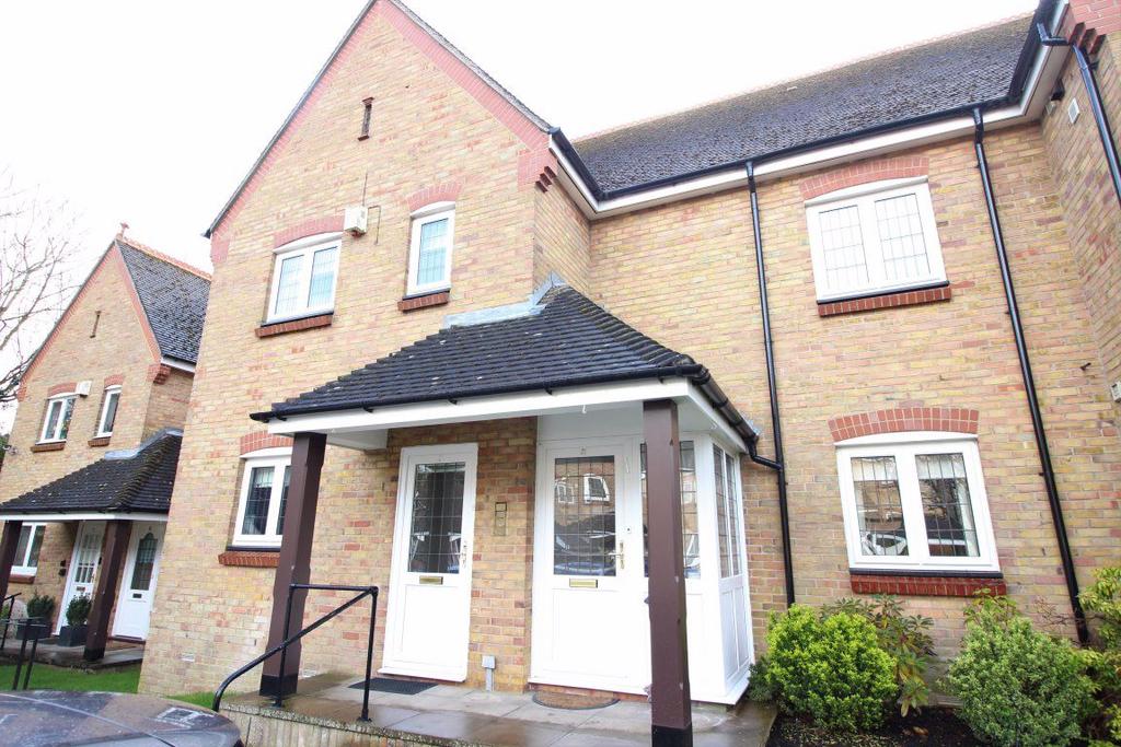 Larken Close, Bushey Heath... 2 bed flat £1,750 pcm (£404 pw)