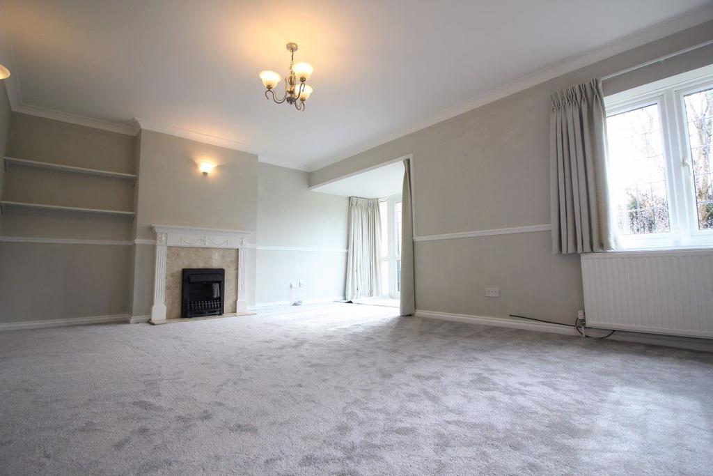 Larken Close, Bushey Heath... 2 bed flat £1,750 pcm (£404 pw)