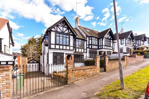 32 College Gardens, London, E4 7LG