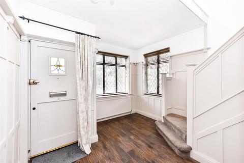 32 College Gardens, London, E4 7LG