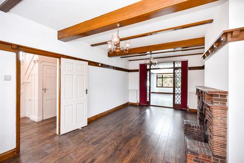 32 College Gardens, London, E4 7LG