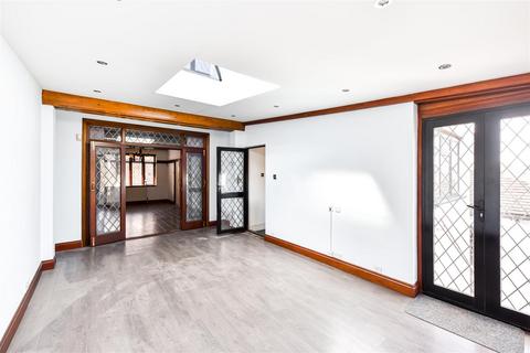 32 College Gardens, London, E4 7LG