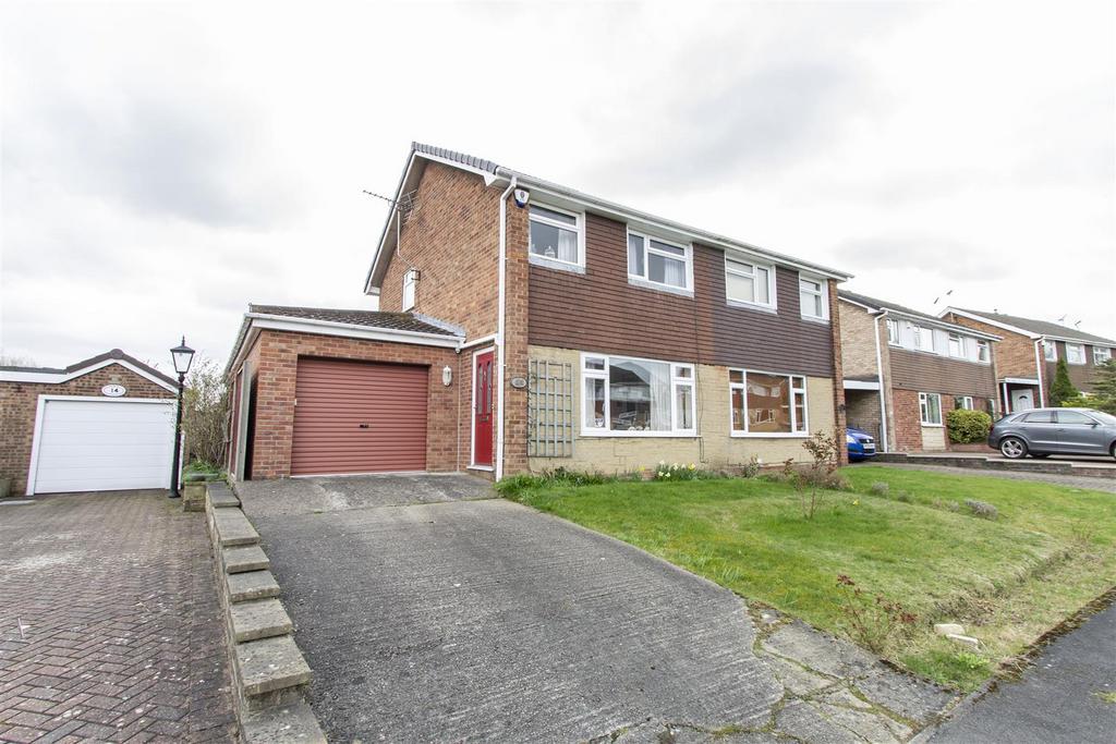 Hollythorpe Close, Hasland, Chesterfield 3 bed semidetached house for