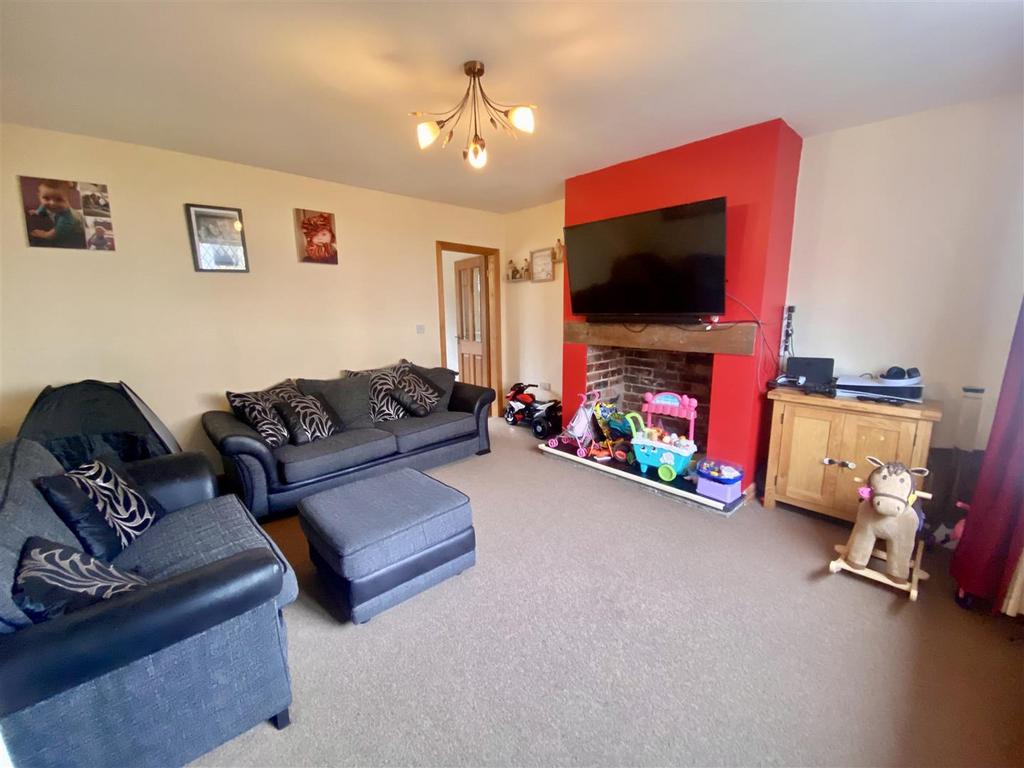 Brookside Crescent, Northop Hall, Mold 3 bed terraced house £790 pcm