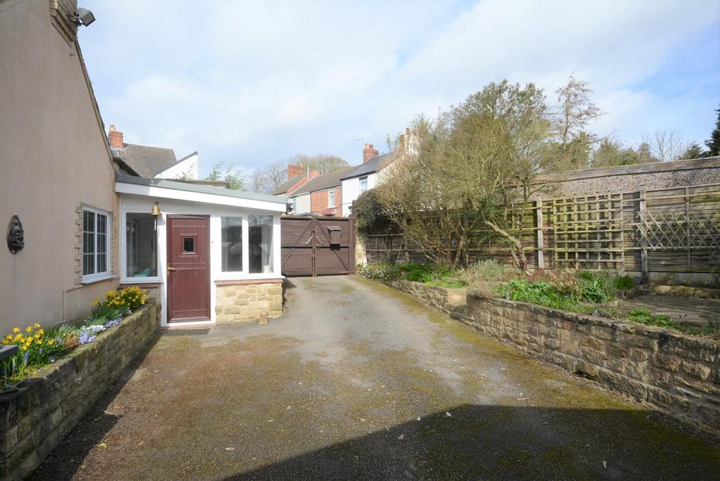 DRIVEWAY FOR MAIN BUNGALOW LOOKING BACK.jpg