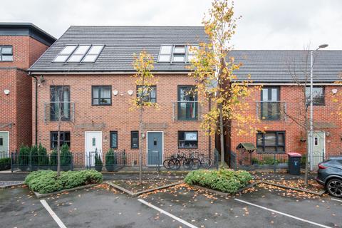 4 bedroom semi-detached house to rent, Oriel Gardens, Salford, M7