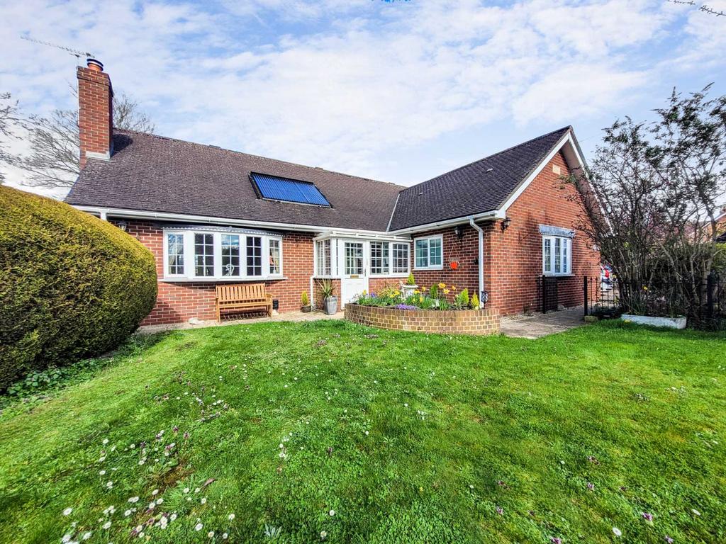 Tewkesbury Road, Uckington, Cheltenham, Gloucestershire 5 bed house for