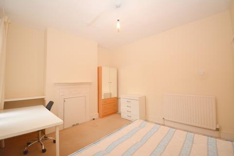 1 bedroom in a flat share to rent, Northfield Avenue, London, W13
