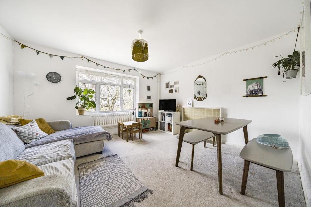 Sydenham Hill, London 3 bed flat for sale £350,000