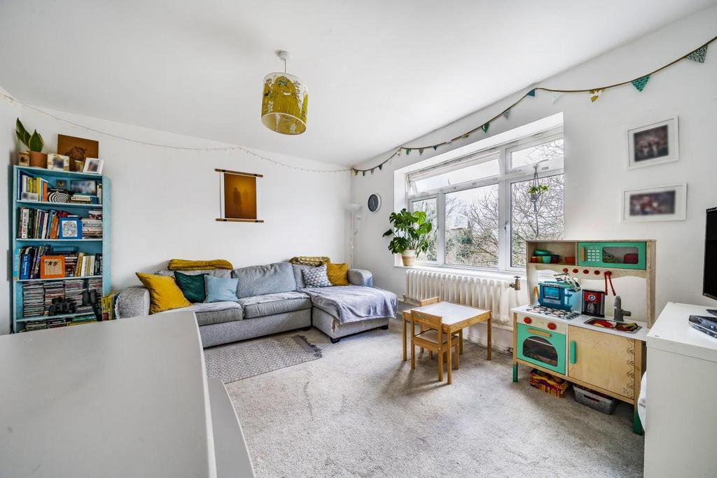 Sydenham Hill, London 3 bed flat for sale £350,000
