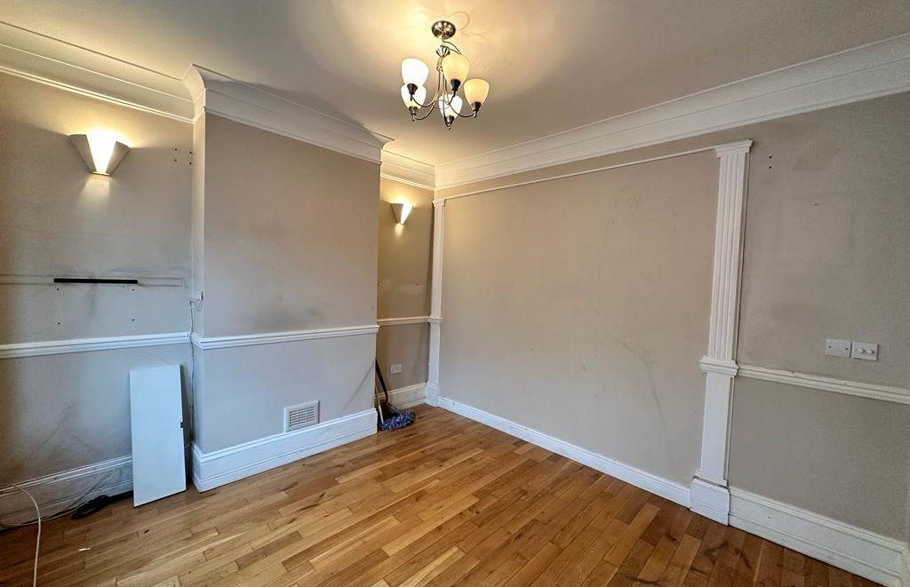 17 Frogley Road, East Dulwich... 2 bed terraced house £375,000