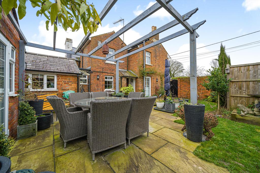 Bix, HenleyonThames, Oxfordshire, RG9 3 bed semidetached house £