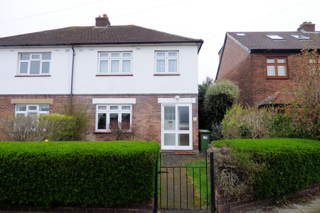 Broadstone Road, Hornchurch RM12 3 bed semidetached house £450,000
