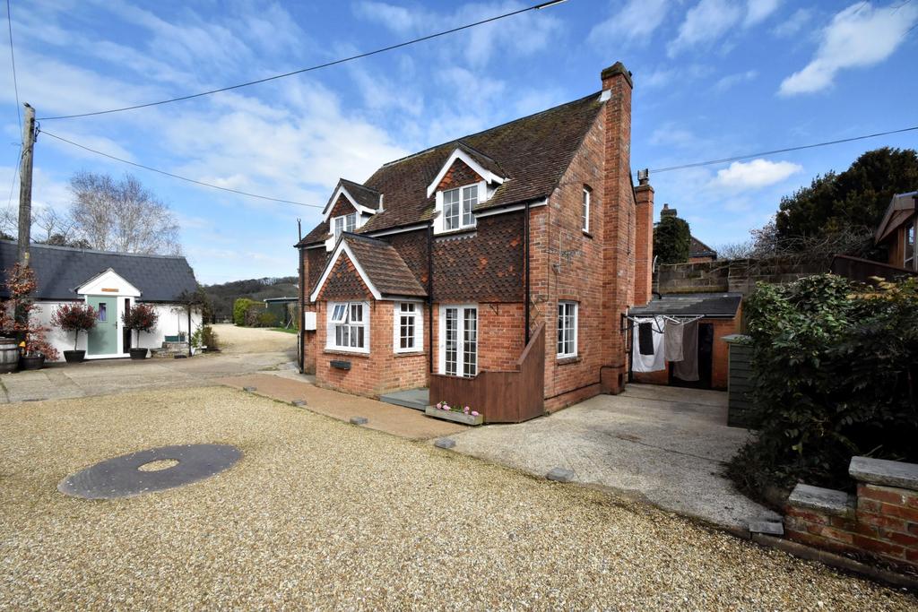 Blackwater Mill Farm, Blackwater PO30 3 bed detached house £995 pcm